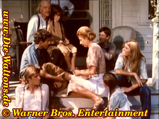 Olivia behandelt Gonos verstauchten Fu&szlig;