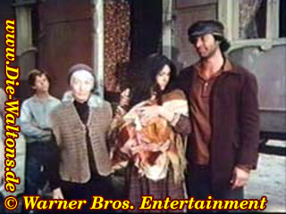 Die Zigeunerfamilie und ihr krankes Baby. Im Hintergrund sieht man Ben Walton.