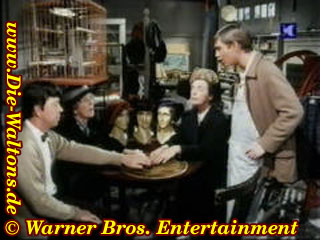 Die Baldwinschwestern beschw&ouml;ren das Geisterbrett. (Ein Brett zum Geisterbefragen) Sie fragen das Brett, ob sie die Rezeptgl&auml;ser weiter bei Ike oder in der Stadt kaufen sollen